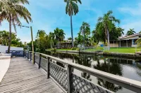 Heated Pool, Hot Tub and Stylish Lounge Area - Spacious Elegant Haven Hotels in Aventura