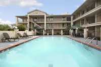 Days Inn & Suites by Wyndham Mobile Hôtels à : Tillmans Corner