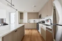 Airy 3 Br Flat w Shared Deck - Gym - Mins to NYC