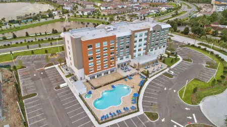 Holiday Inn Express & Suites Orlando - Lake Buena Vista Отели рядом с достопримечательностью «Бейзилика оф Нешнел Шрайн оф Мэри, Квин оф Юниверс»