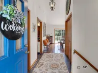 Beautiful home, Hot Tub, great views, easy access to downtown and Territory