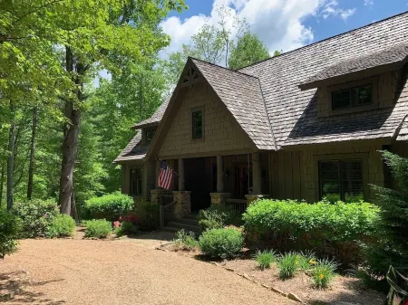 Escape to Your Cozy Cashiers Retreat, Just a Hop Away from Lake Glenville
