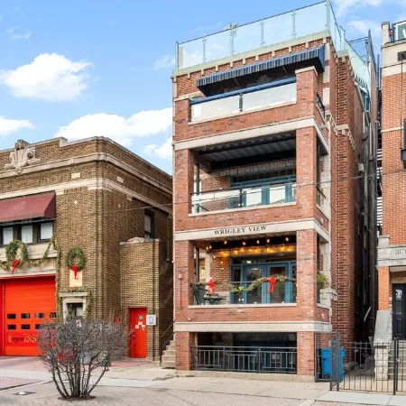 Wrigley Field Rooftop Apartment! - Cubs Season Open