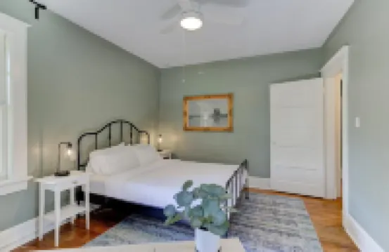 Modern and Stately Upper 2-bed in Historic Midtown