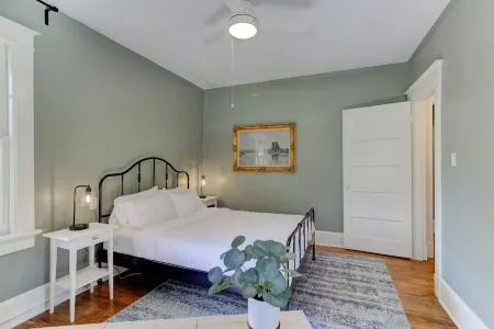 Modern and Stately Upper 2-bed in Historic Midtown