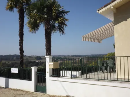 Detached house in old village of Gers in COURRENSAN Отели в г. Курансан