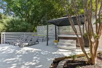 DFW Escape: Pool, Hot Tub, Near AT&T Stadium, 20 mins to Dallas and Fort Worth