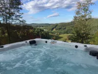 Awesome View 2500 Sqft Decks 8 Person Spa Mins to Blue Ridge Pkway & New River Hotels in Pine Swamp
