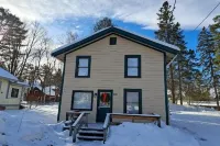 Stay near Mirror Lake, enjoy our cozy 2-bedroom cottage