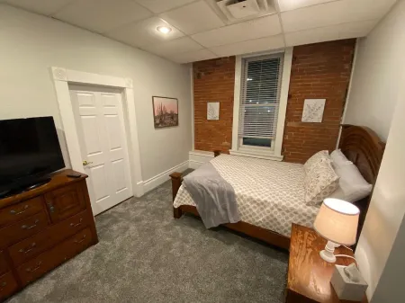 Old Town Loft w Hanging Master Bed Отели рядом с достопримечательностью «The Keeper of the Plains»