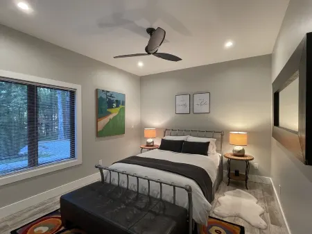 Luxurious Retreat w/Hot Tub by DuPont; mins to Pisgah, Brevard & Hendersonville Отели в г. Краб Крик