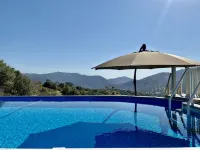 Ahwahnee Hilltop Getaway - large modern home with amazing views