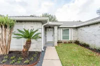 Game Room/Office in Stylish Family Stay