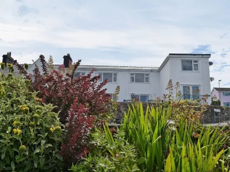 "Quayside" Apartment in Heart of Beautiful Cemaes Bay. Dog Friendly Отели в г. Лланбадриг