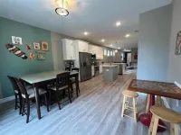 The Billiard: super fun home close to downtown with fully-fenced yard