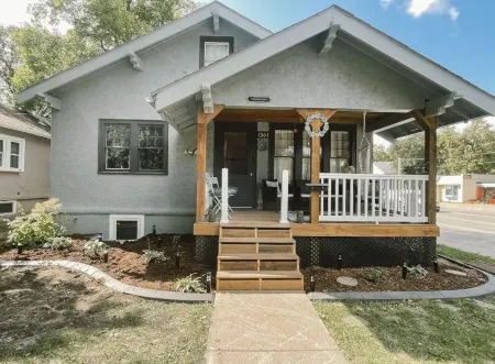 Perfect Stay in the Heart of Downtown Fargo Отели рядом с достопримечательностью «Red River Zoo Nature Playground»