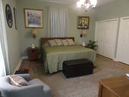 Historic Downtown Loft Отели в г. Polk County