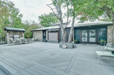 M'Walimu 4 Br w/ Pool, Farm Stay- Flower Farm, Goats, Pigs, Disc Golf!