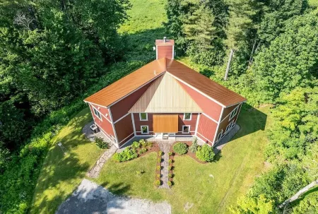 Spacious 6-bedroom house centrally located to Stowe, Smuggler's Notch & Jay Peak