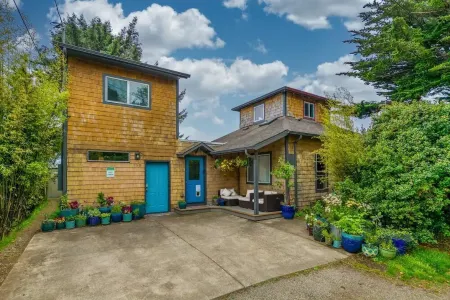 Cypress Cottage: Fabulous and Serene in Nye Beach Отели рядом с достопримечательностью «Порт оф Ньюпорт - Коммершиал Марина»