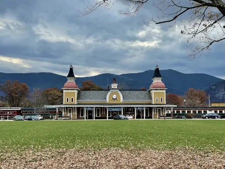 Spacious 3Br - 5 Mins to Echo Lake & Storyland - Comfy & Perfect for Families! Отели в г. Конуэй