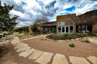 Peaceful Suite in Desert Inn- Black Mesa King Room