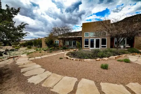 Peaceful Suite in Desert Inn-Santa Clara King Room