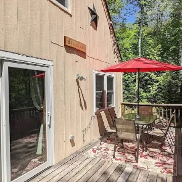 White Mountain Chalet; great for skiers, hikers & families!