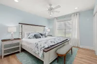 Sleeps 10, Pet Friendly, Fully Fenced Back Yard!