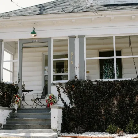 Ivy Jungalow | Bright, Clean, & near Downtown
