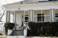 Ivy Jungalow | Bright, Clean, & near Downtown Hotels near Joplin Public Library