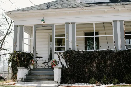 Ivy Jungalow | Bright, Clean, & near Downtown Отели в г. Джоплин