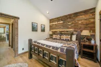 Husky Hideaway - Mountain views, Pet-friendly, Wi-Fi, and King Bed.