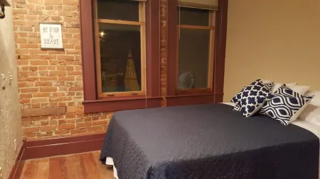 Night Owl 4W DOWNTOWNoptional paid parking upon request)