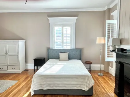 Stylish home next to train to Boston, near Salem Отели в г. Уэйкфилд