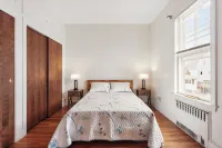 Charming New England style apartment 6 mi to downtown Boston, 4 mi to airport