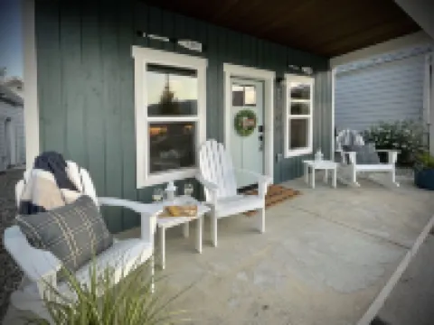 Cozy Nautical Cottage ~  2Bd/ Sleeps 6 / 1 Mi to Lake/ Free Shuttle / Video Tour Hotels in Sandpoint
