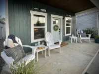Cozy Nautical Cottage ~  2Bd/ Sleeps 6 / 1 Mi to Lake/ Free Shuttle / Video Tour