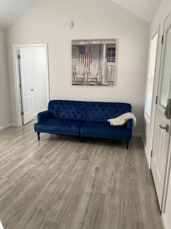 TN River Cabin! Sleeps 5-6! Located on the river! Boat ramp just feet away!