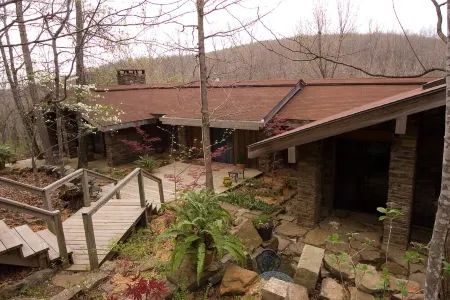 Azalea Falls Lodge - Upper Buffalo River Ozark Getaway Отели в г. Кингстон