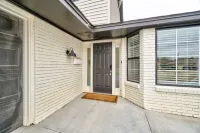 Historic Villa🚶 2 min from Lake Hefner 🏊 Hot Tub 🎱 Pool Table 🐶 Pet Friendly Hotels in The Village