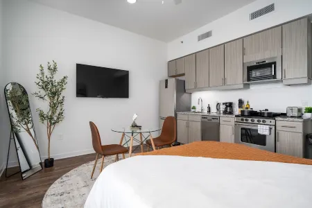 Exquisite Studio l DT Birmingham w Private Balcony Отели рядом с достопримечательностью «Университет Алабама в Бирмингем»