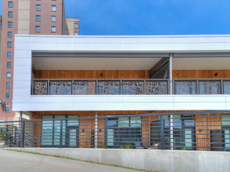 The Cartier Lux DT Apt w/Skyline view Отели рядом с достопримечательностью «Грэйтер Де-Мойн Ботаникал Гарден»