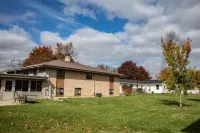 Spacious  Townhouse - 1 mile from Lambeau