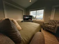 New! Gorgeous Getaway with Bay and Mountain Views and Soaking Tub.