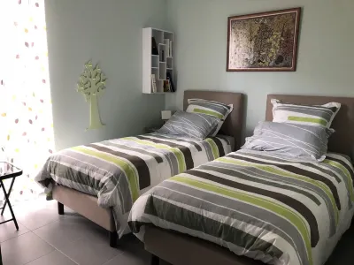 Chambre et Pièce de vie Indépendantes en rez de Jardin . Proche Nancy-thermal Hôtels à proximité de : Parc Mme de Graffigny