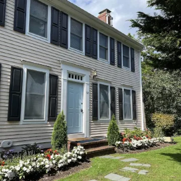 Private Beach on Pond, Linens Included, Kayak & Canoe. All Rooms w/ Pond Views!