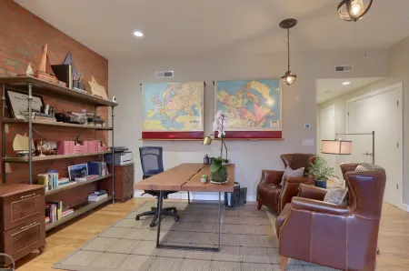 Luxury Lancaster Downtown Condo - 3 blocks from Central Market!