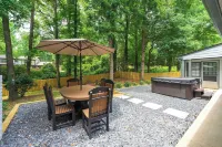 Spacious 5-bedroom house in charming Sandy Springs with Hot Tub and Game Room Hotel in zona Lost Corner Preserve