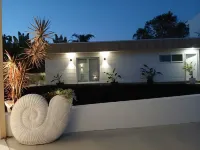 Paradise Palms Bungalow - New Private Studio with easy stroll to surf n sand